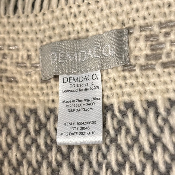 Demdaco Gray White Fringe Pocket Blanket Scarf - Picture 10 of 10